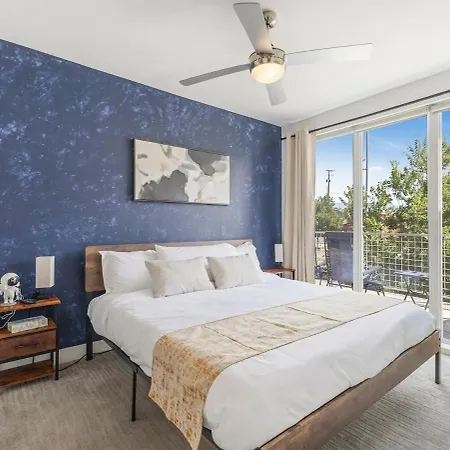 City Center Apartment - King Bed - Gym - Smart Tv